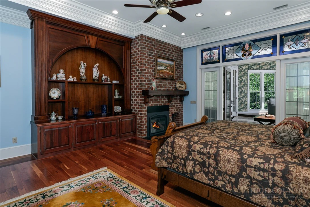 Image number 17 for the current listing