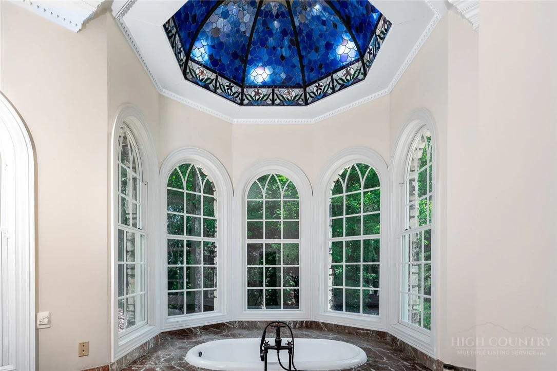 Image number 19 for the current listing