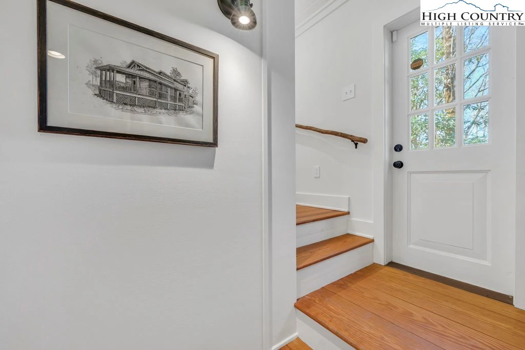 Image number 8 for the current listing