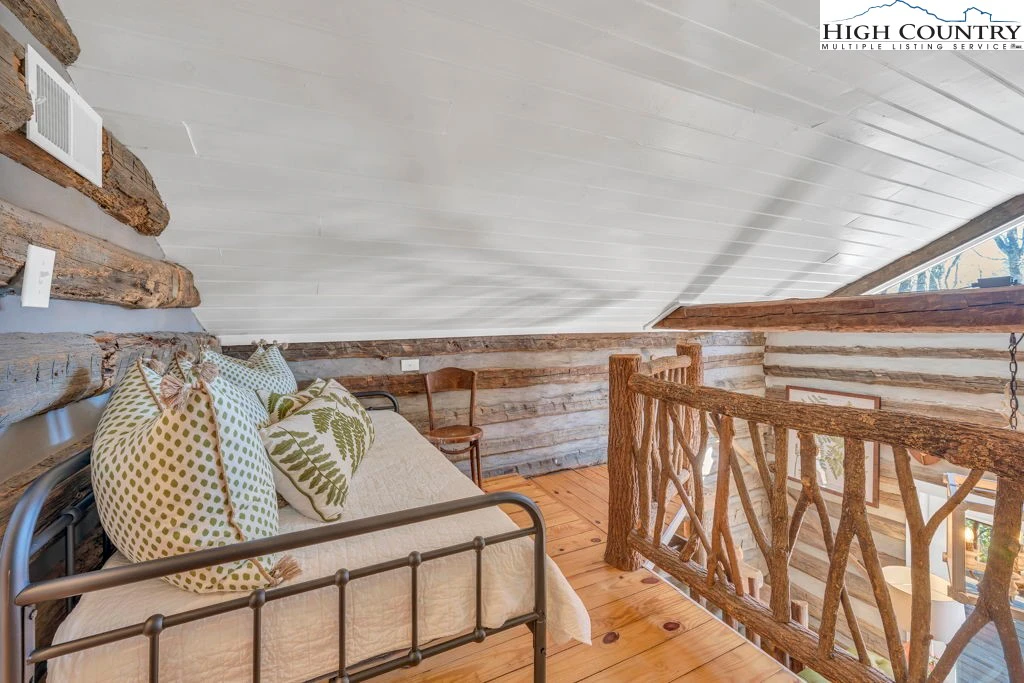 Image number 9 for the current listing