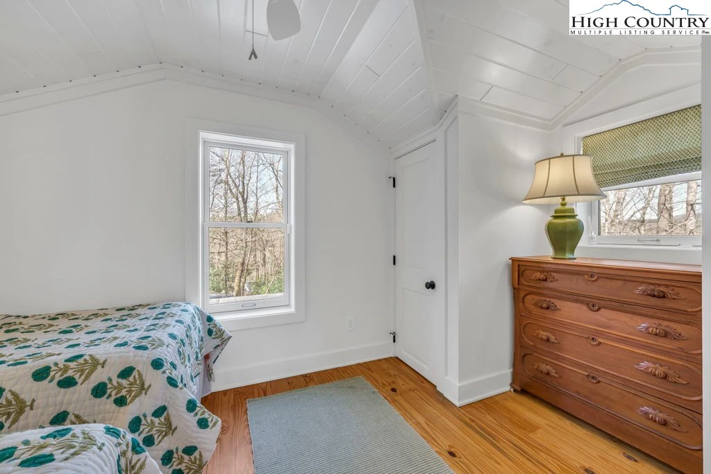 Image number 2 for the current listing