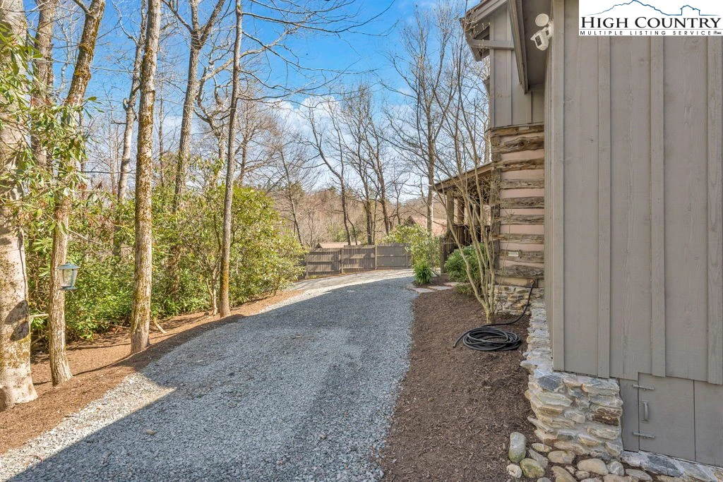 Image number 16 for the current listing
