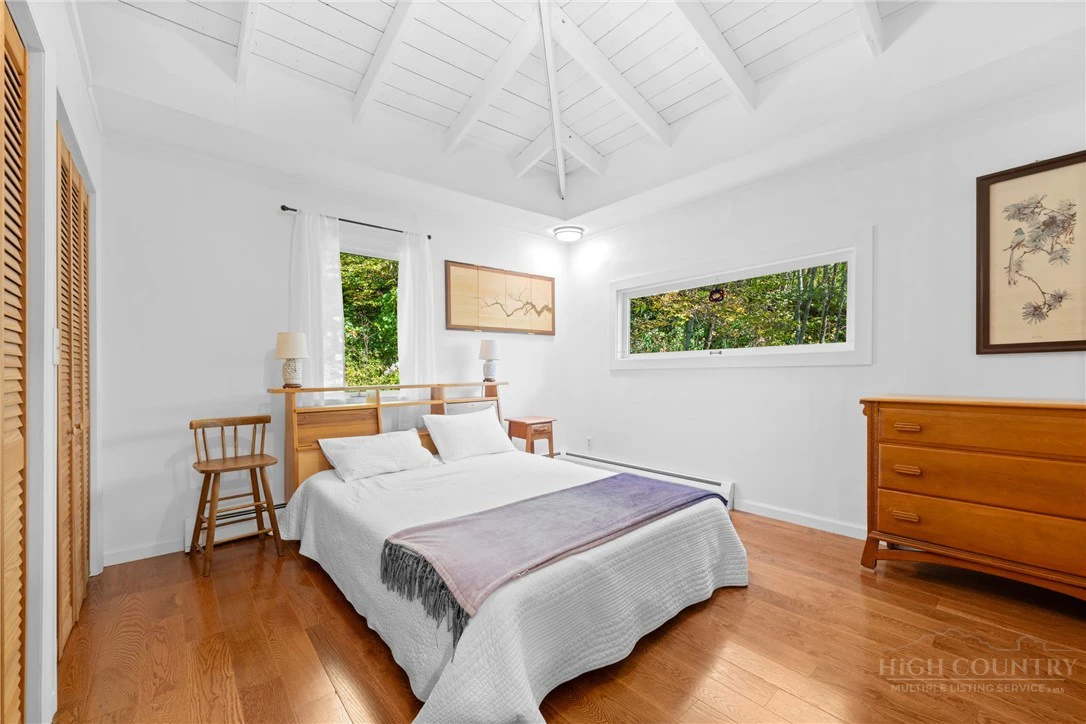 Image number 15 for the current listing