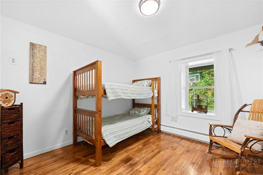 Image number 19 for the current listing