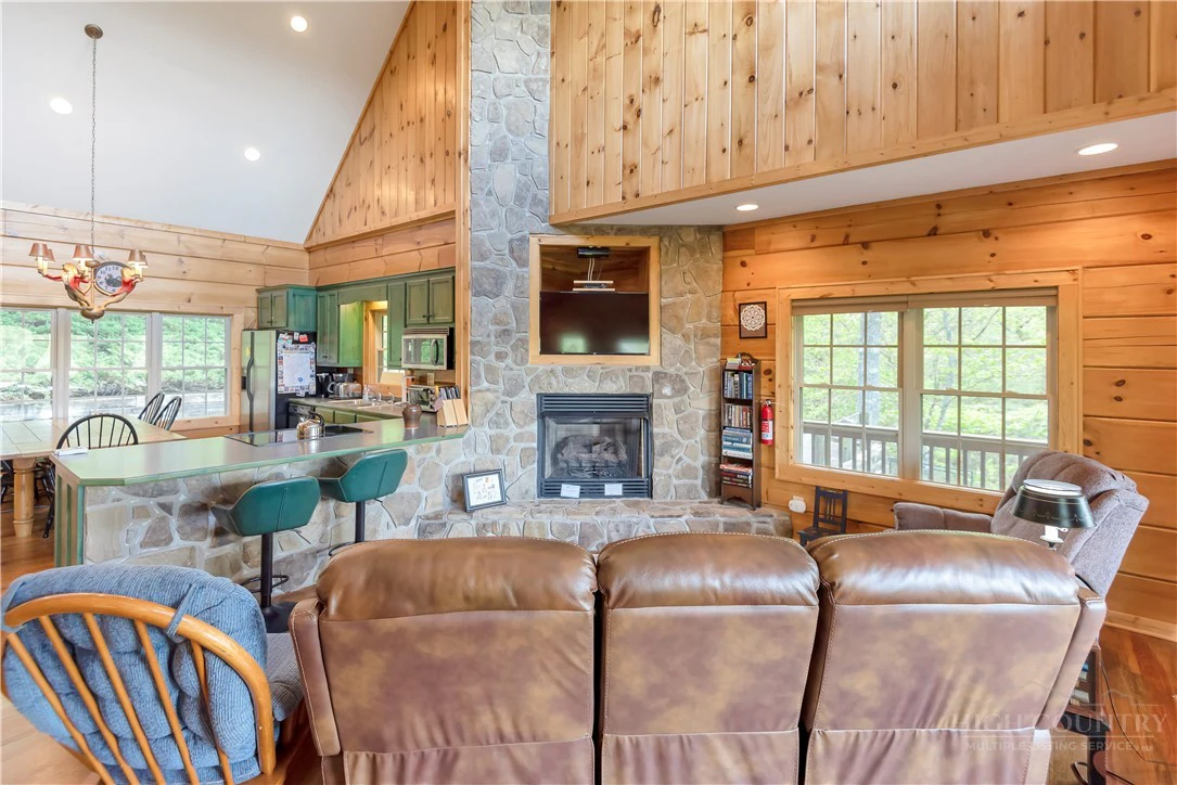Image number 11 for the current listing