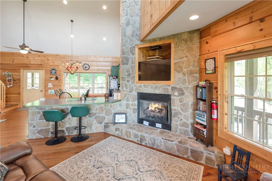Image number 12 for the current listing