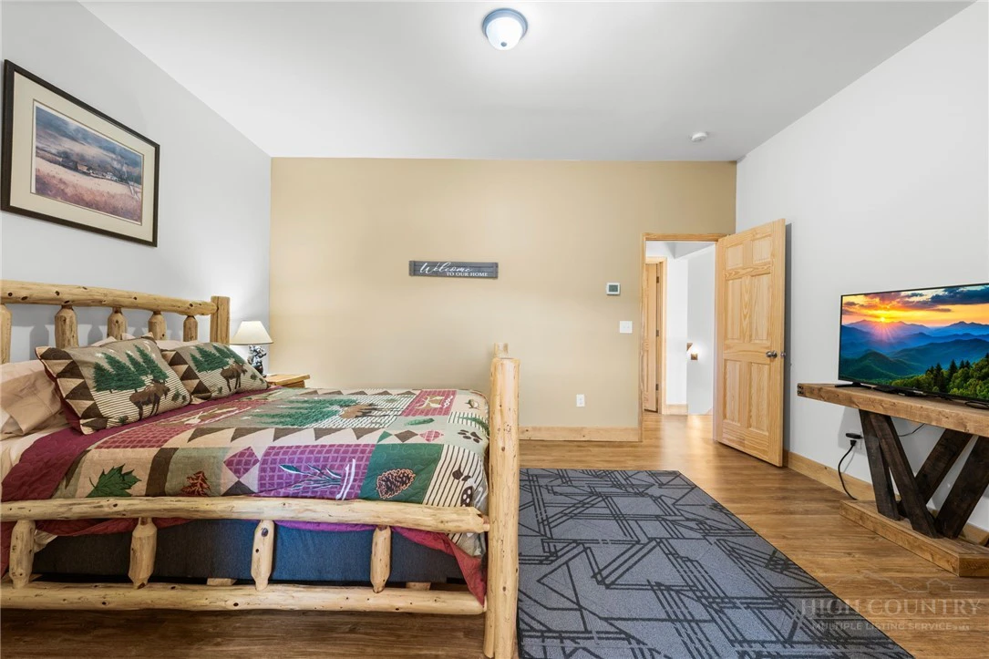 Image number 28 for the current listing