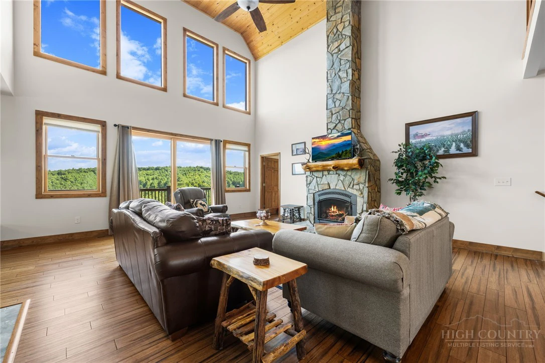 Image number 12 for the current listing
