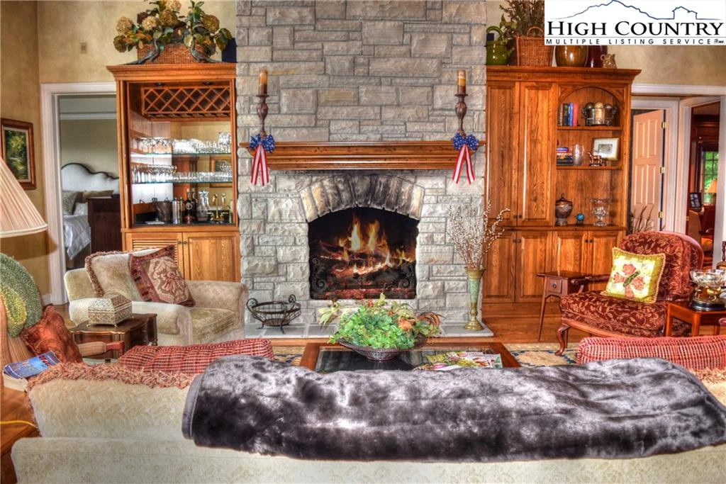 Image number 3 for the current listing