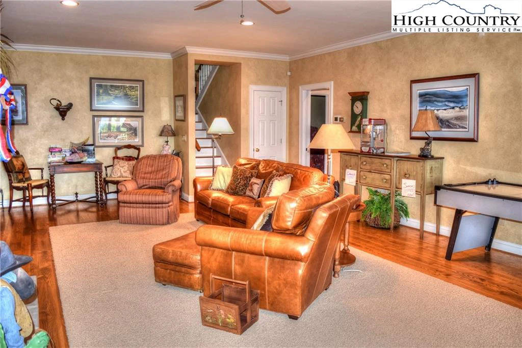 Image number 13 for the current listing