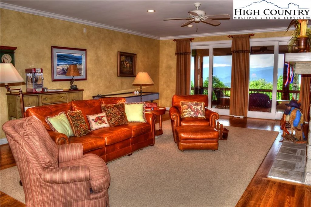 Image number 2 for the current listing