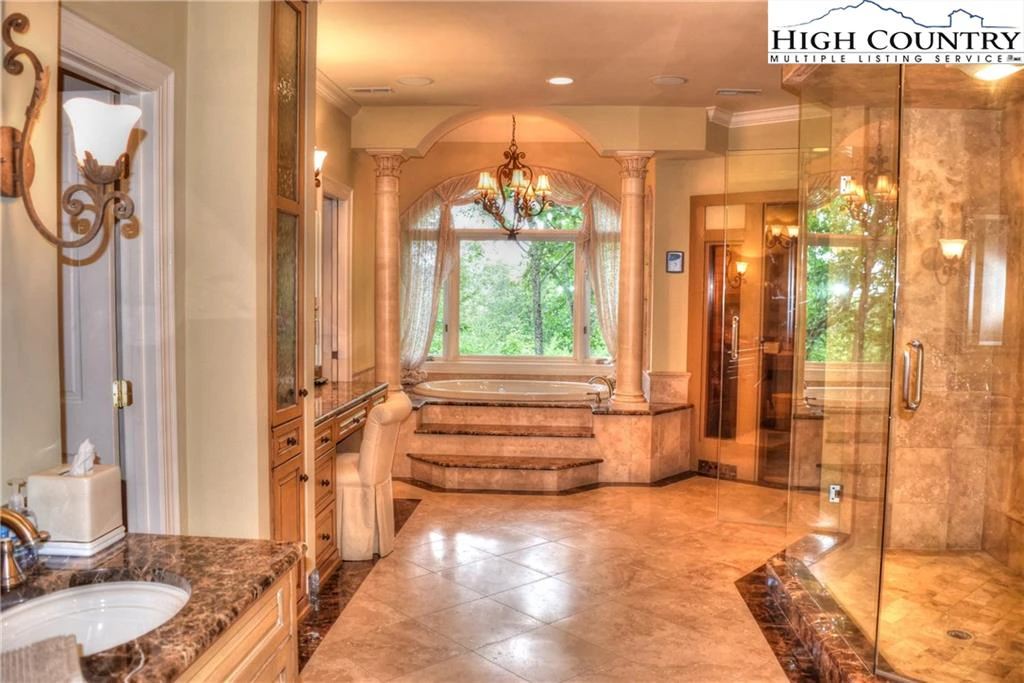Image number 15 for the current listing