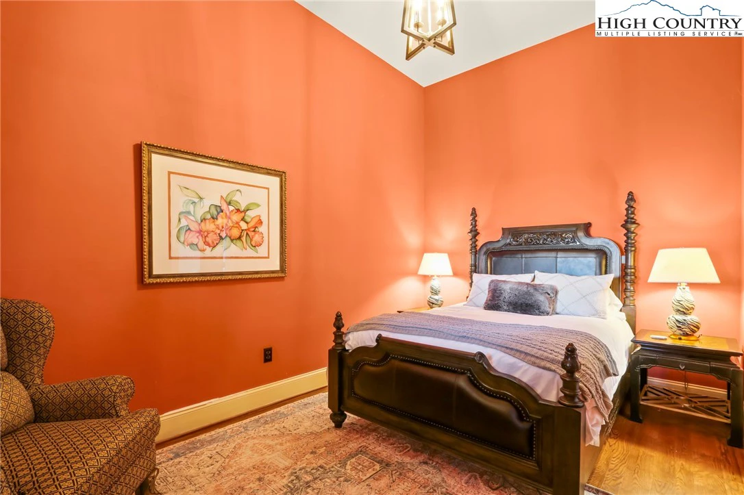 Image number 4 for the current listing