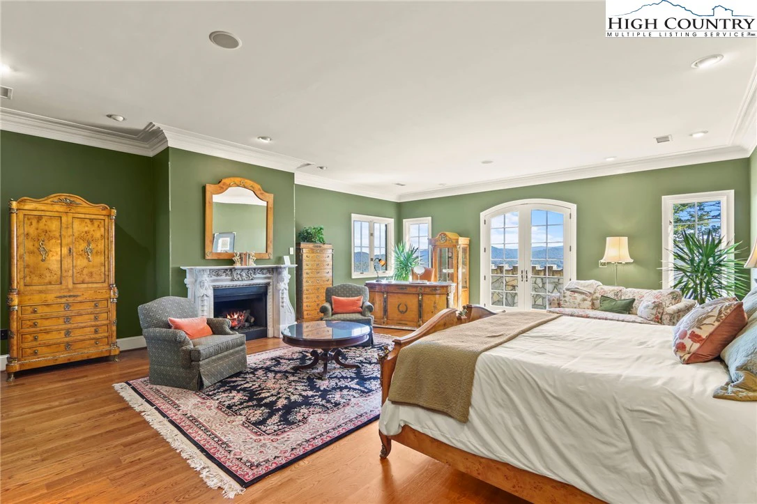 Image number 8 for the current listing