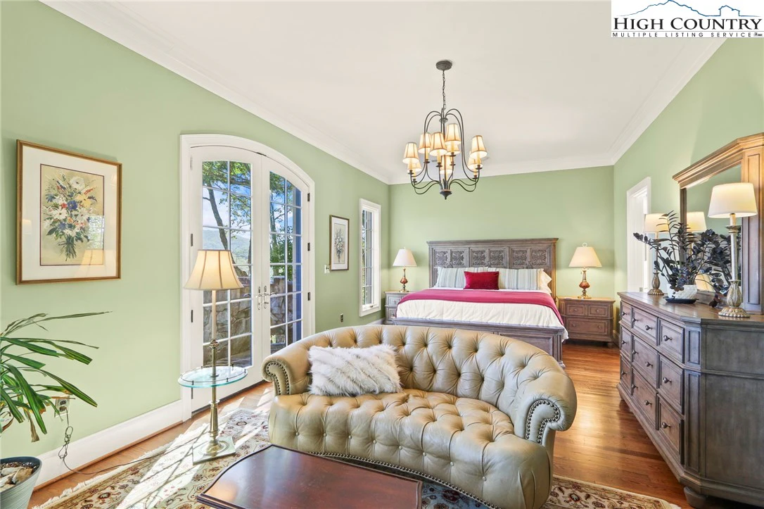 Image number 13 for the current listing