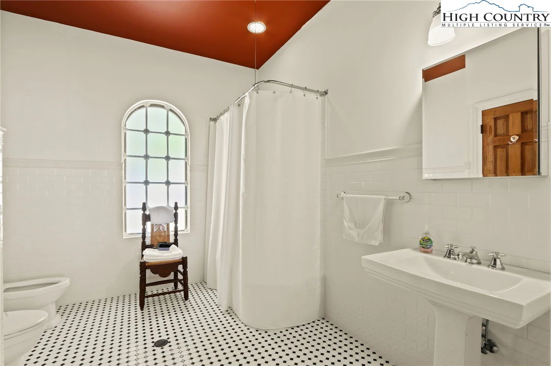 Image number 18 for the current listing