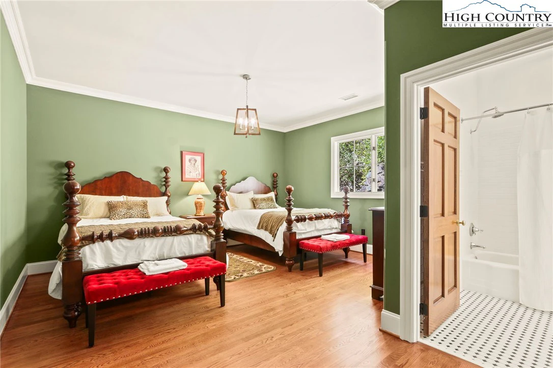 Image number 20 for the current listing