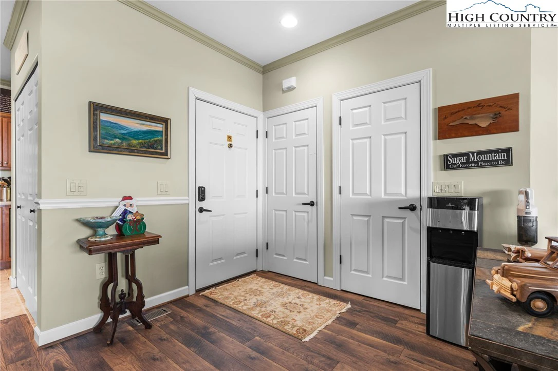 Image number 8 for the current listing