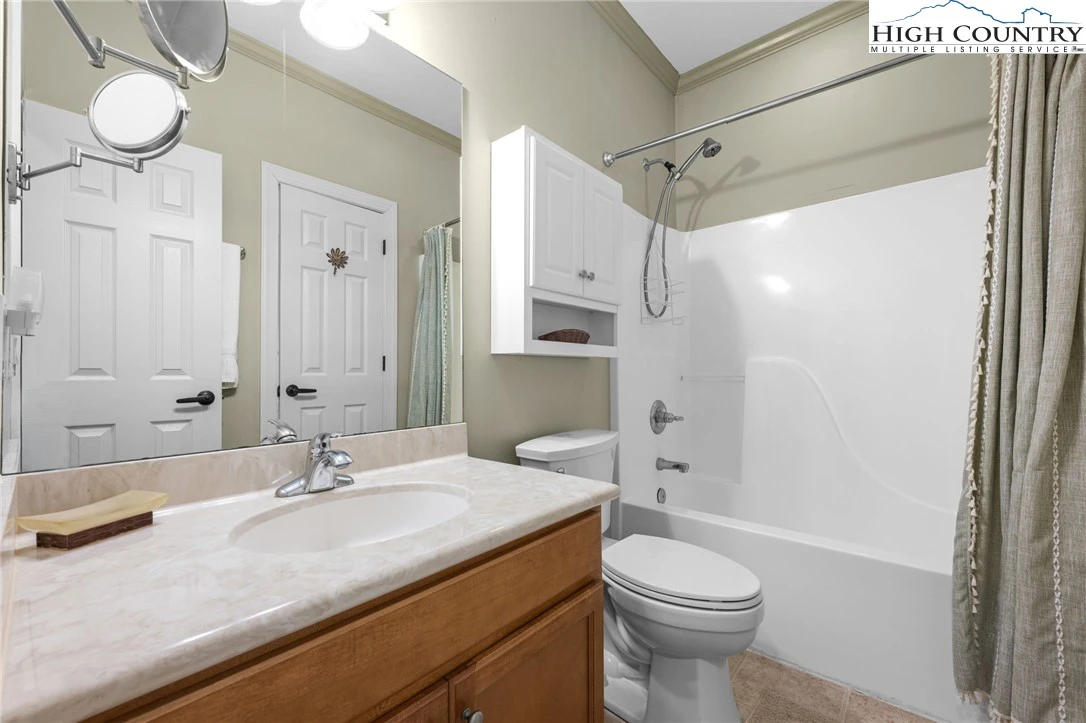 Image number 2 for the current listing