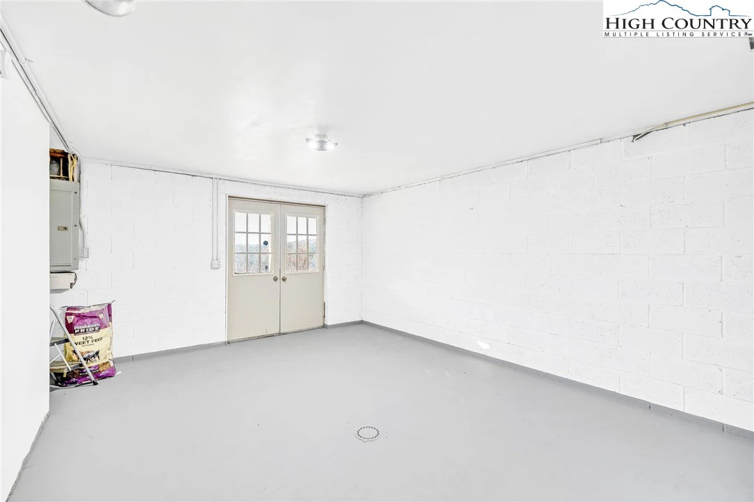 Image number 19 for the current listing