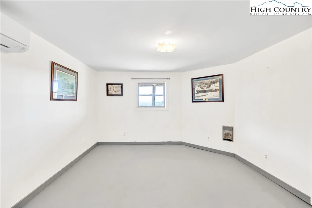 Image number 17 for the current listing