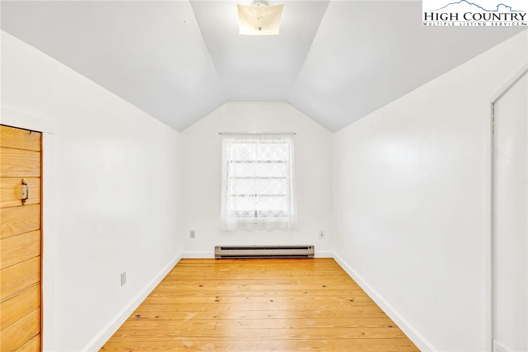 Image number 4 for the current listing