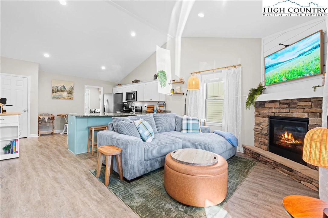 Image number 18 for the current listing