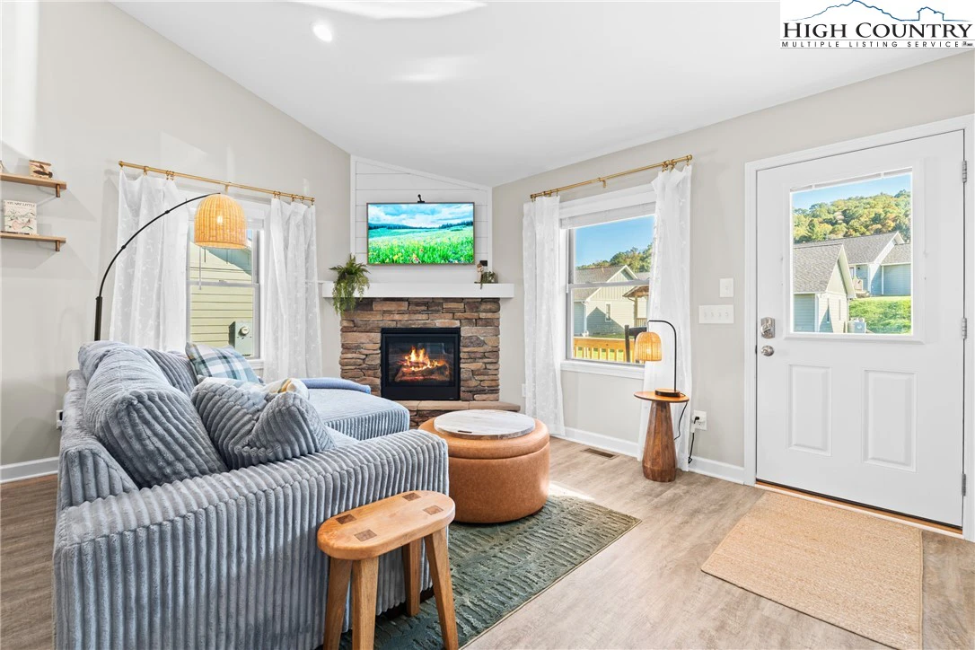 Image number 17 for the current listing