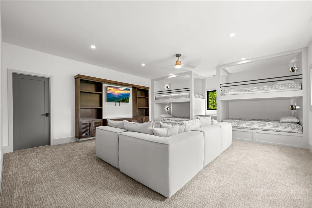 Image number 20 for the current listing