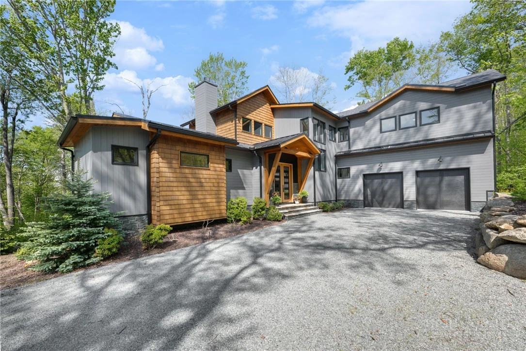 Image number 1 for the current listing