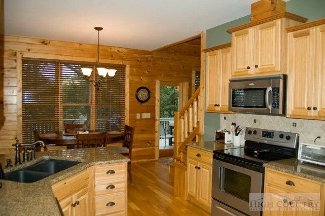 Image number 4 for the current listing