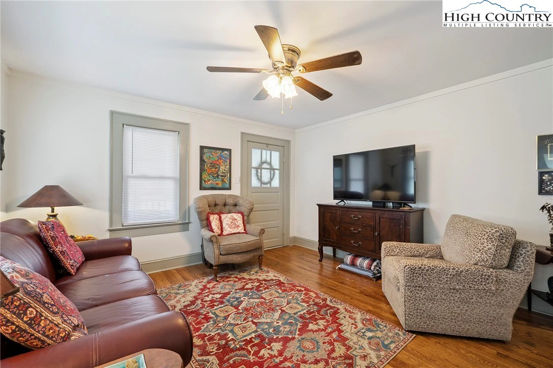 Image number 11 for the current listing