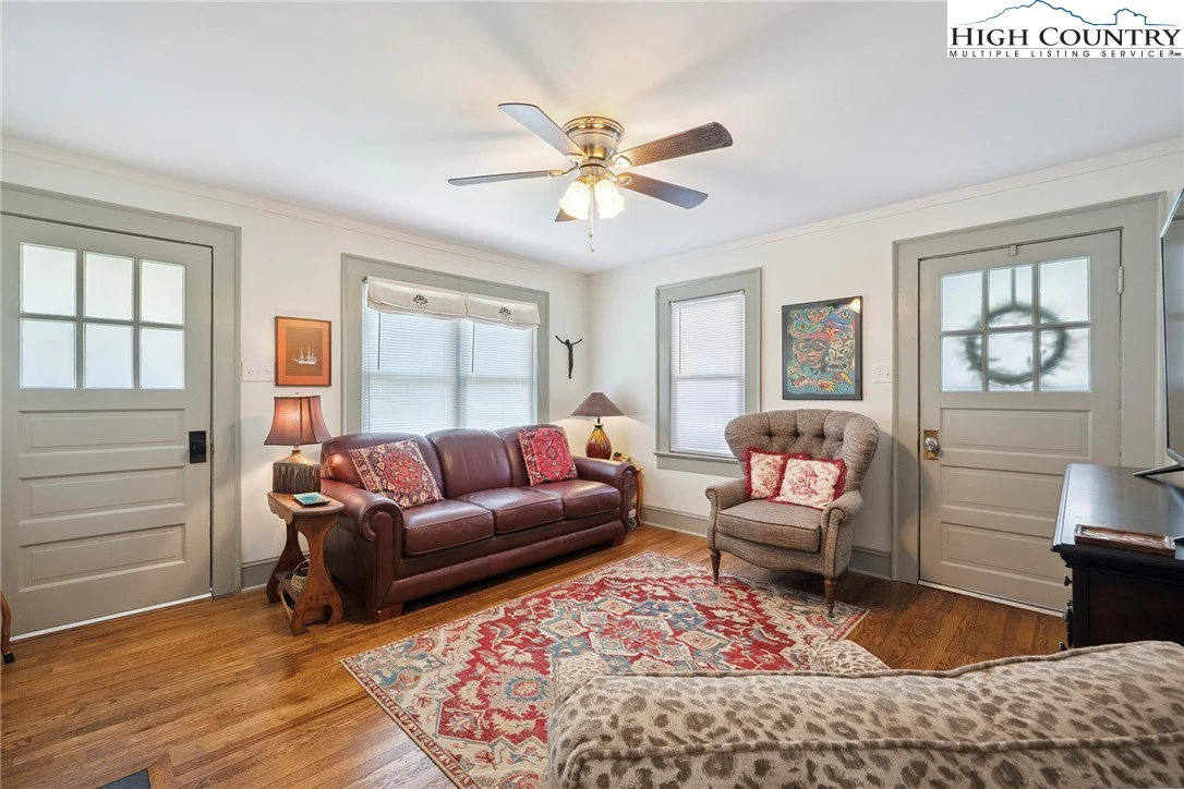 Image number 8 for the current listing