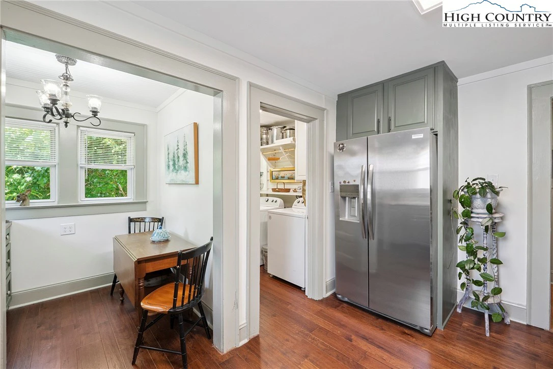 Image number 3 for the current listing