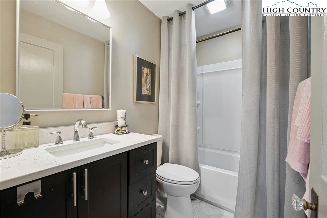Image number 1 for the current listing