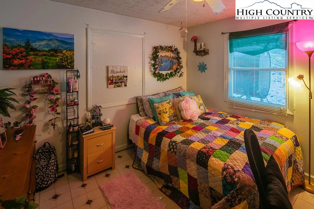 Image number 11 for the current listing
