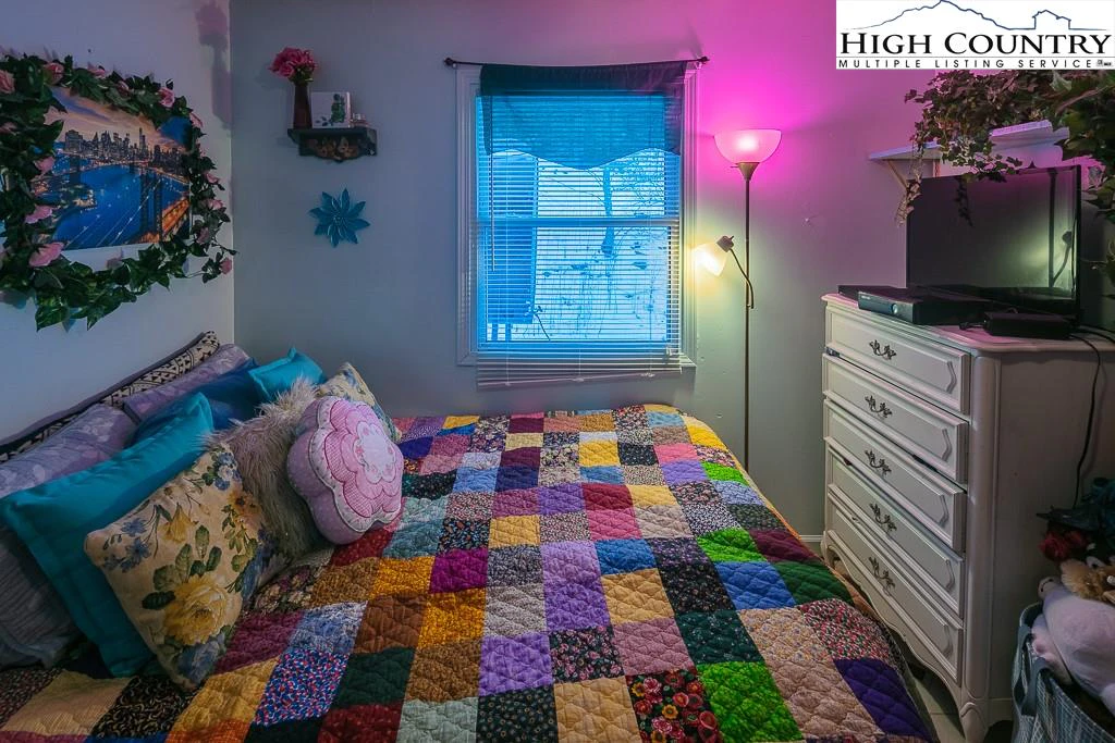 Image number 2 for the current listing