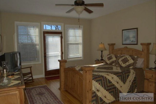Image number 3 for the current listing