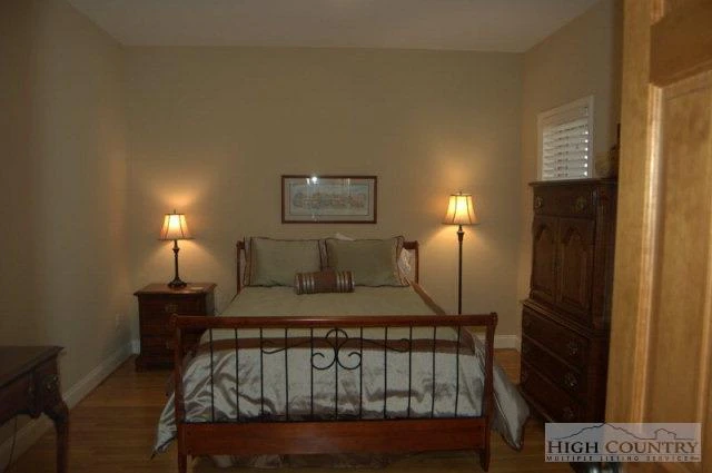 Image number 19 for the current listing