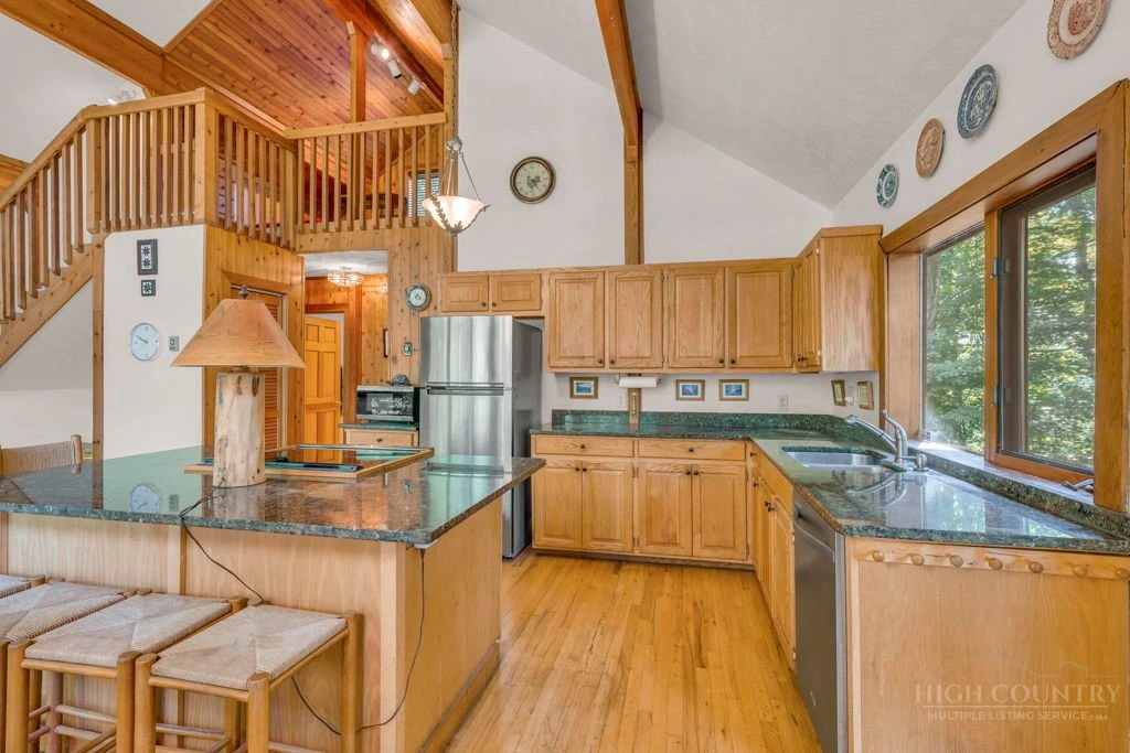 Image number 14 for the current listing