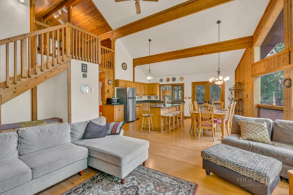 Image number 15 for the current listing