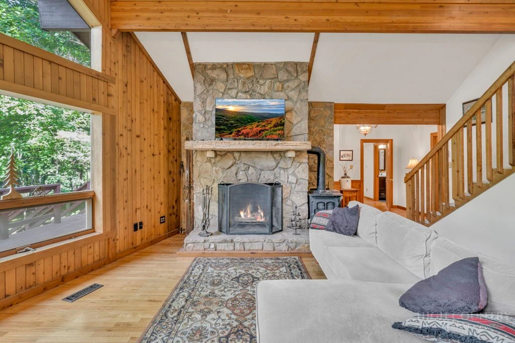 Image number 16 for the current listing