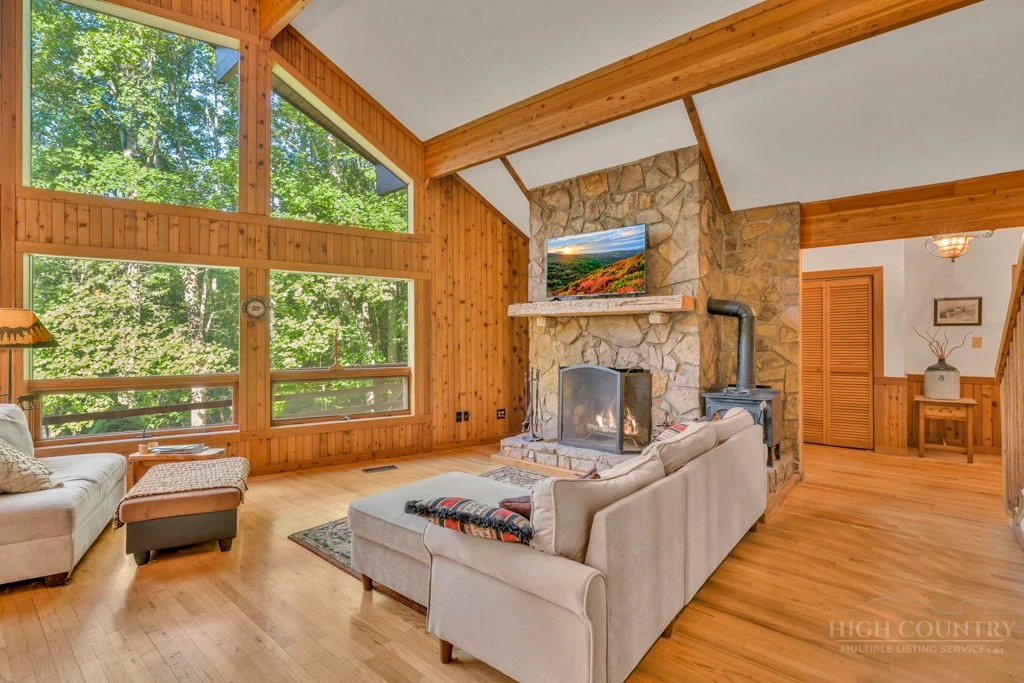 Image number 17 for the current listing