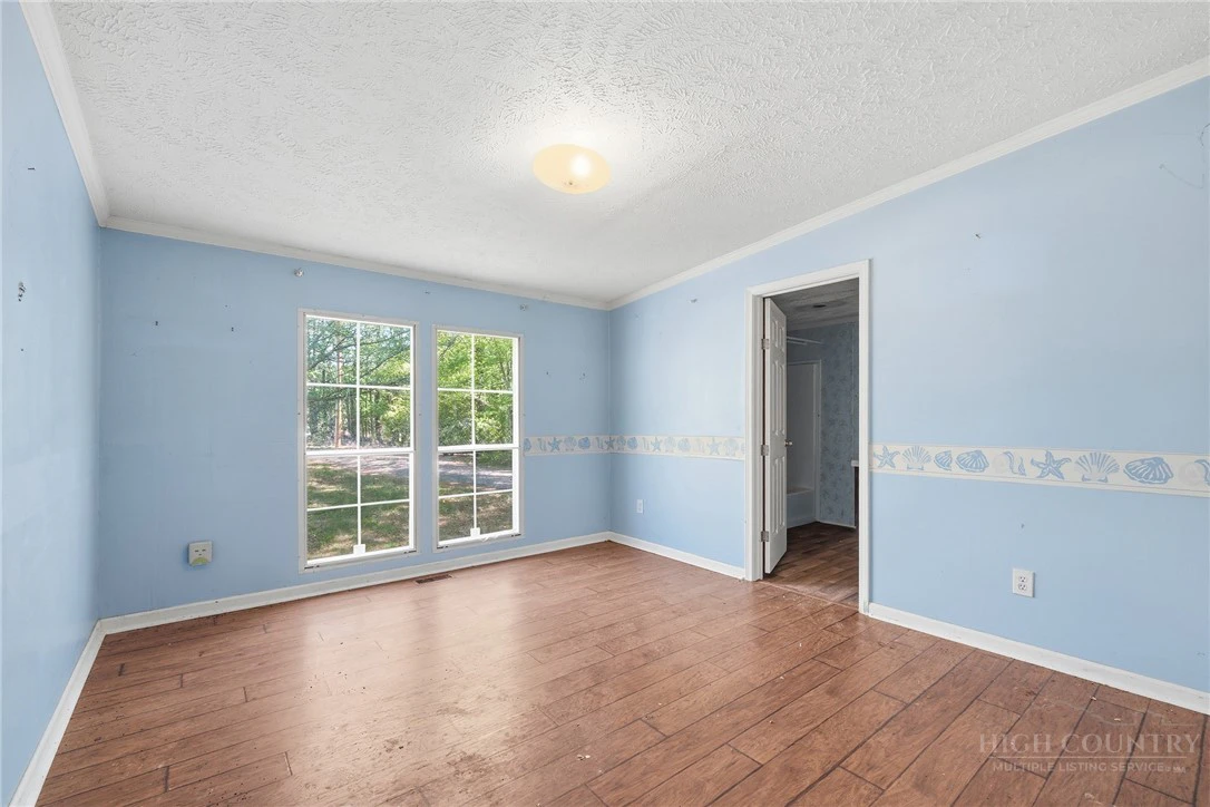 Image number 10 for the current listing