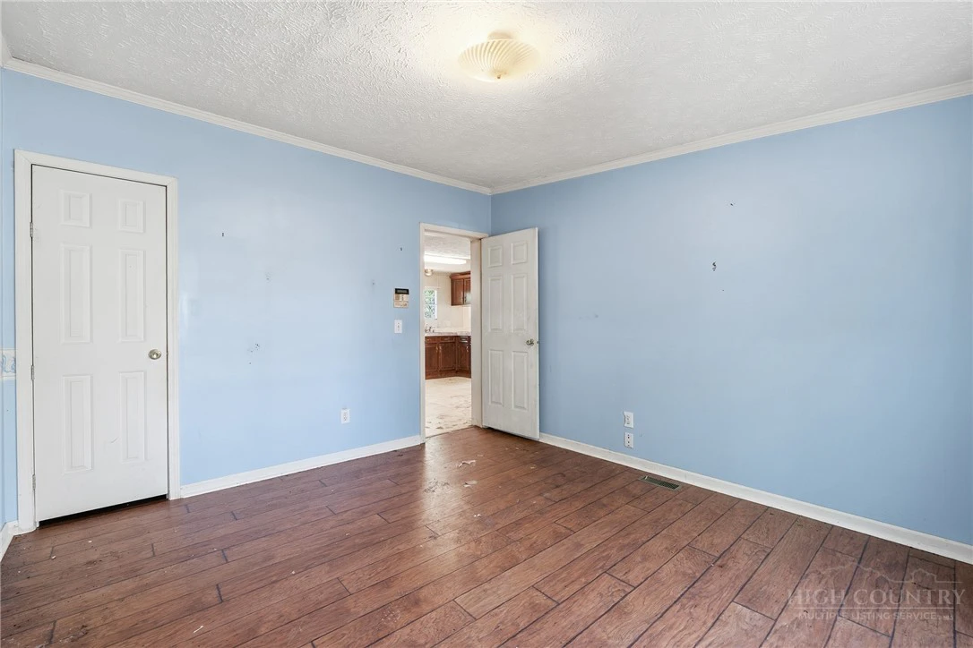 Image number 18 for the current listing