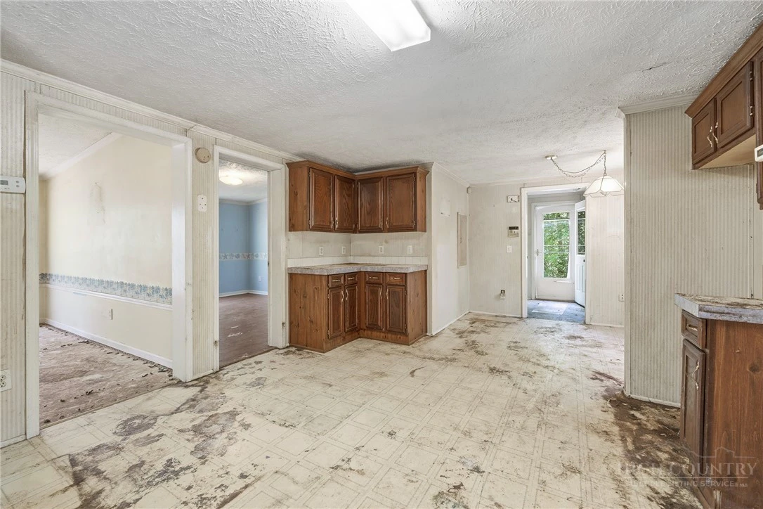 Image number 14 for the current listing