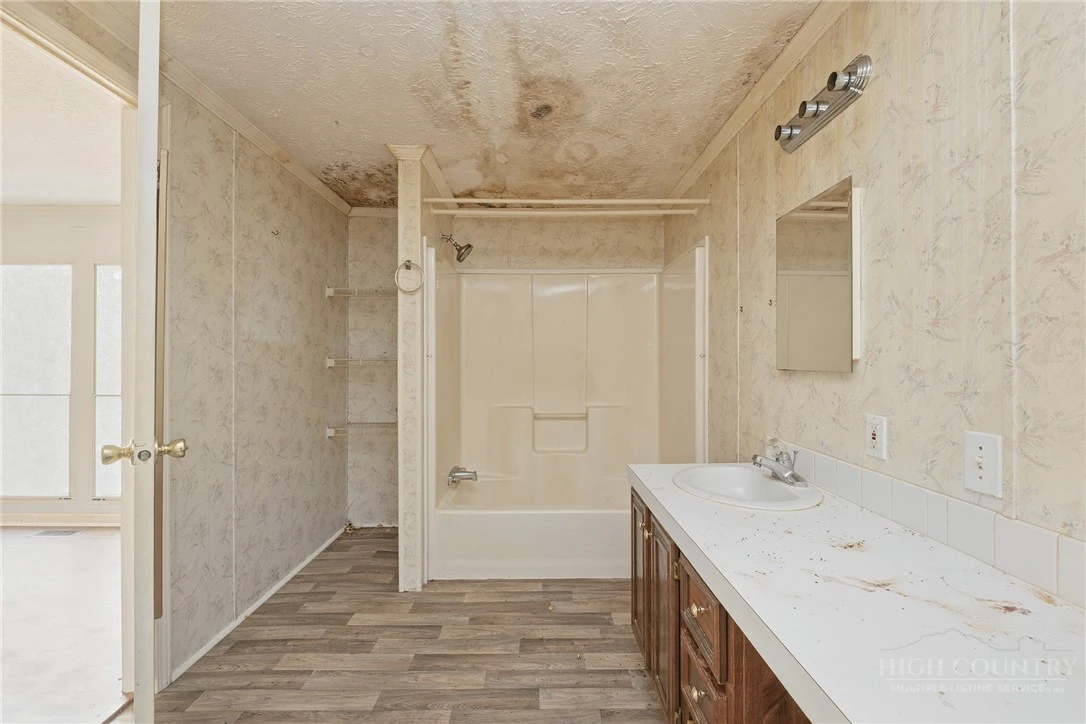 Image number 5 for the current listing