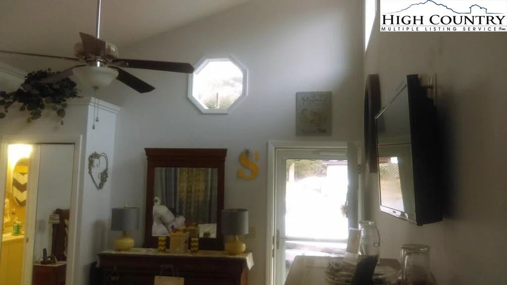 Image number 2 for the current listing