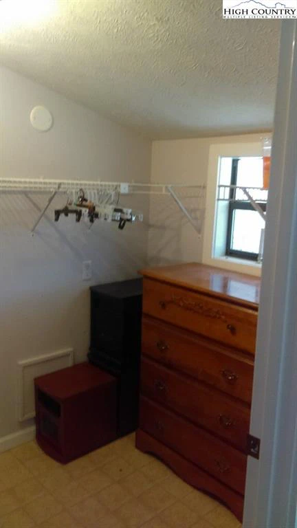 Image number 7 for the current listing