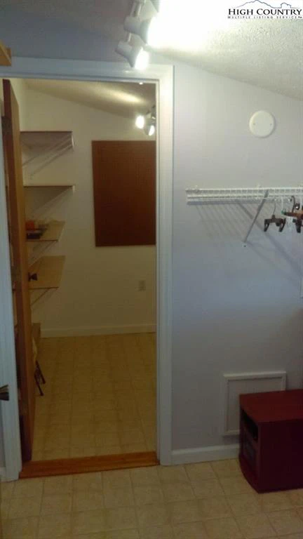 Image number 5 for the current listing